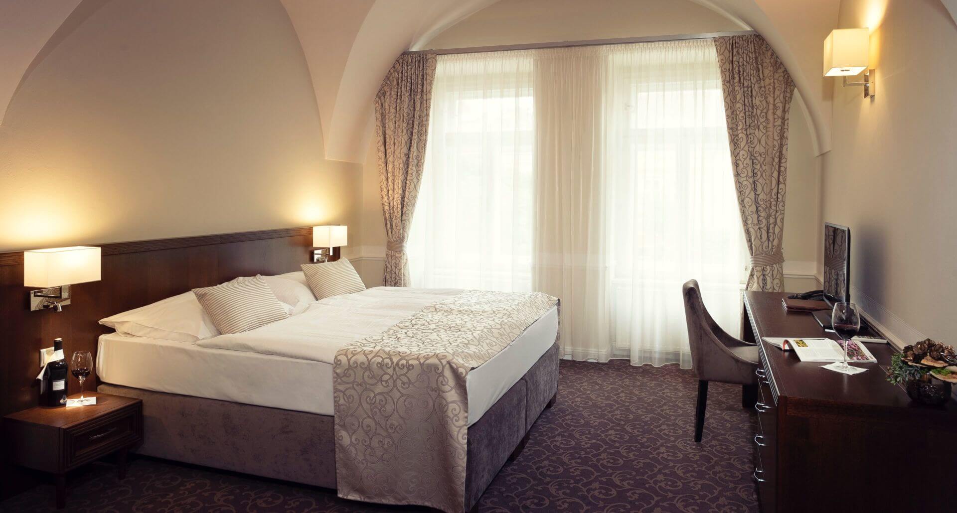Dizajnová hotelová posteľ s matracom na mieru