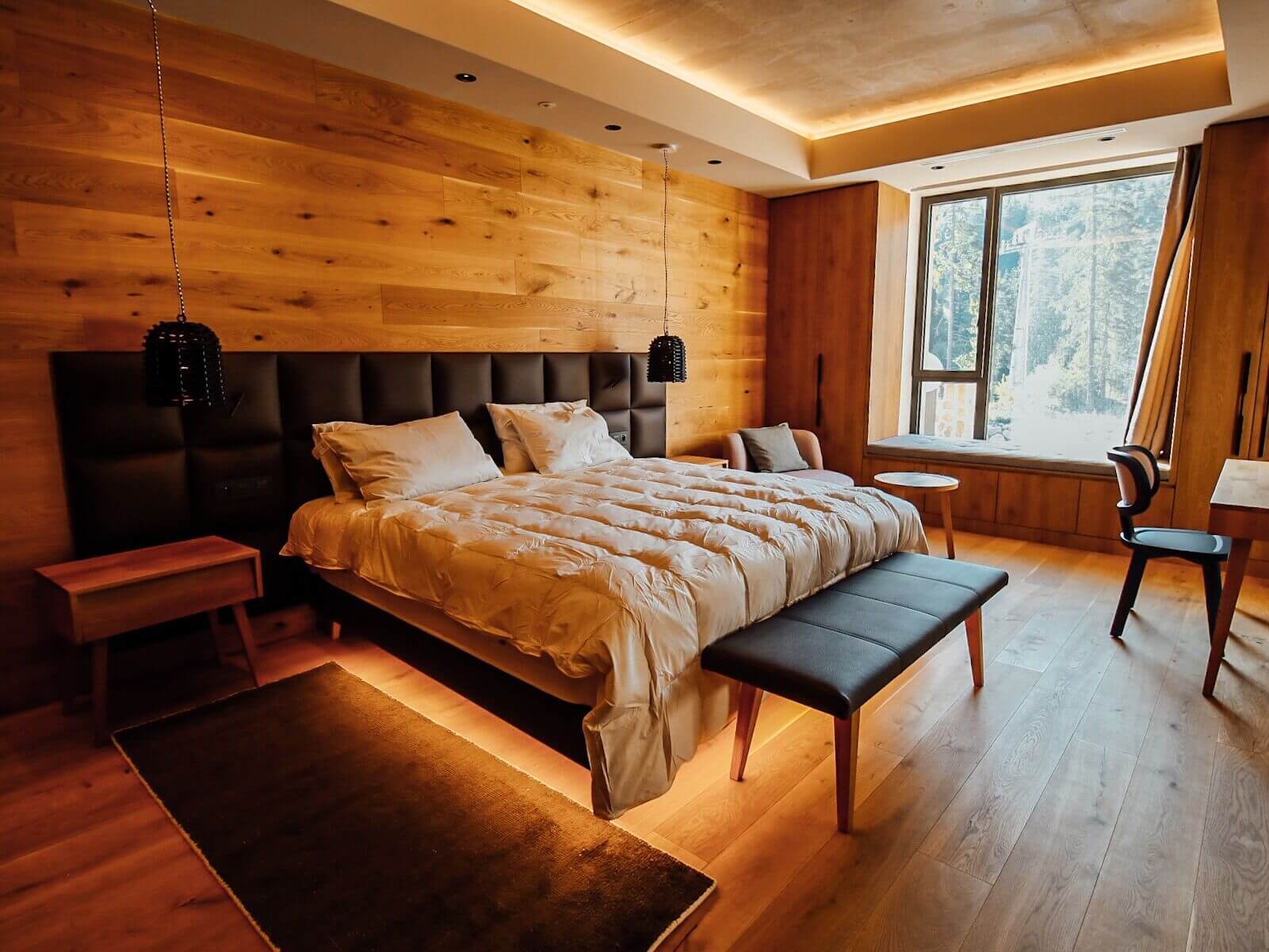 Designová hotelová postel s vysokým čelem