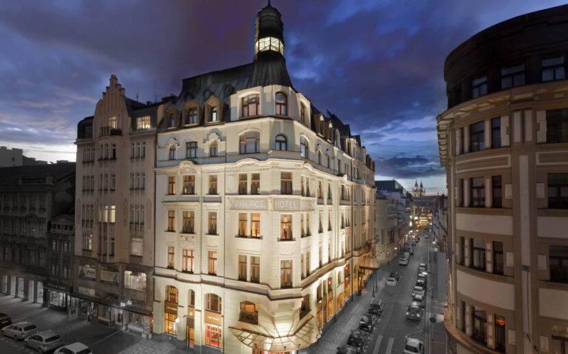 Exteriér Art Nouveau Palace Hotel Prague v centre Prahy za súmraku