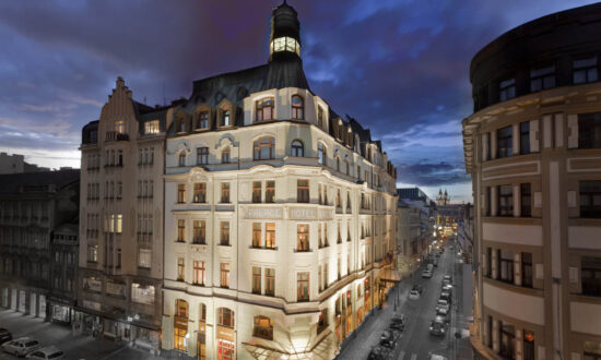 Exteriér Art Nouveau Palace Hotel Prague v centru Prahy za soumraku