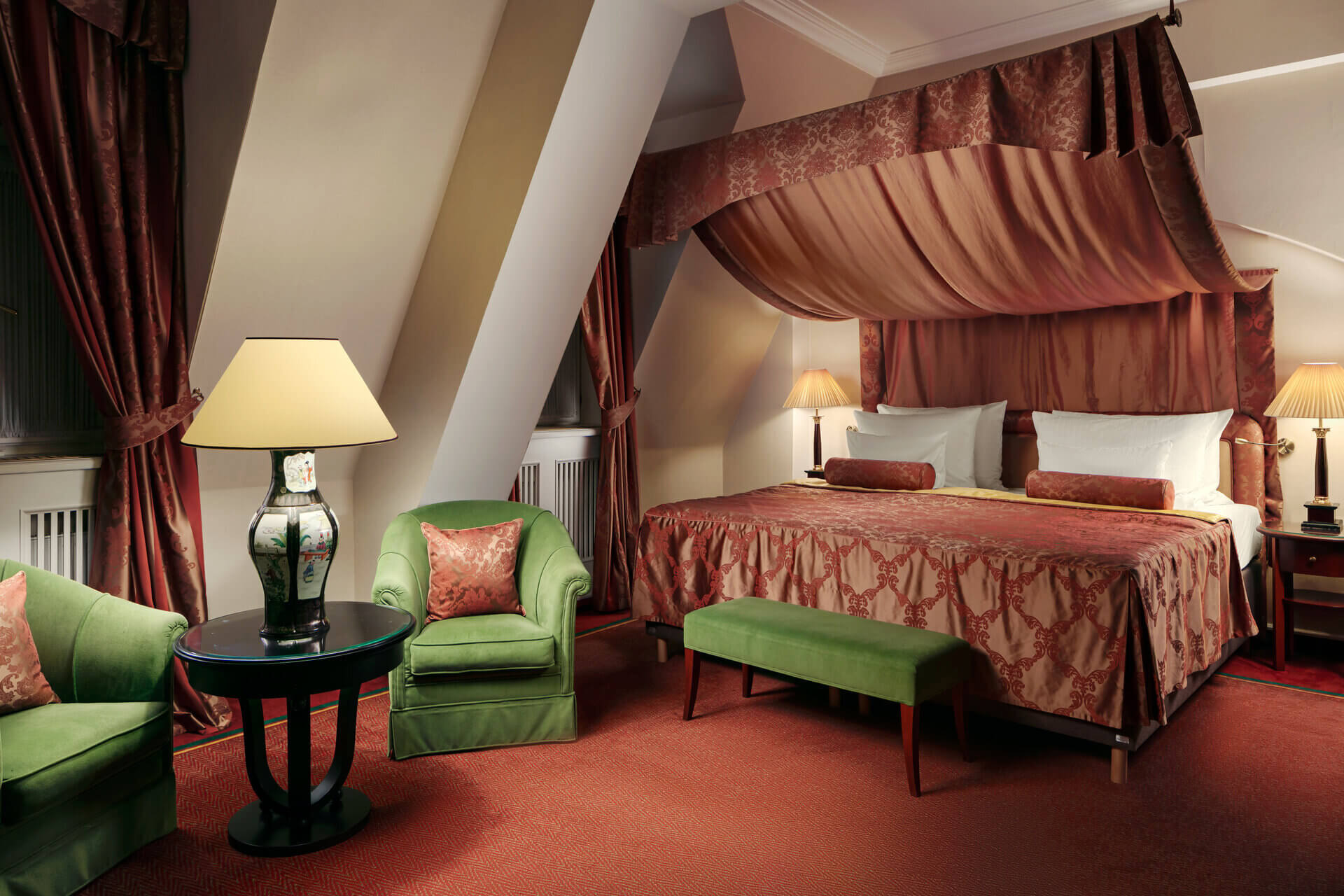 Luxusní hotelový pokoj s postelí s nebesy v Art Nouveau Palace Hotel Prague