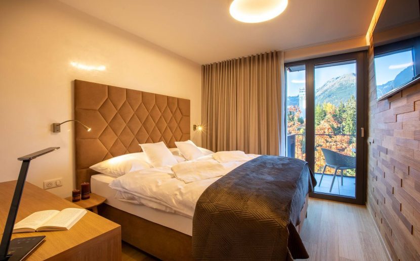 Moderní hotelový pokoj s manželskou postelí a výběrem polštářů pro kvalitní spánek hostů