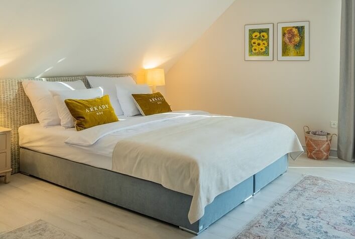 Svetlá hotelová izba s pohodlnou posteľou a kvalitnými vankúšmi pre individuálne potreby hostí