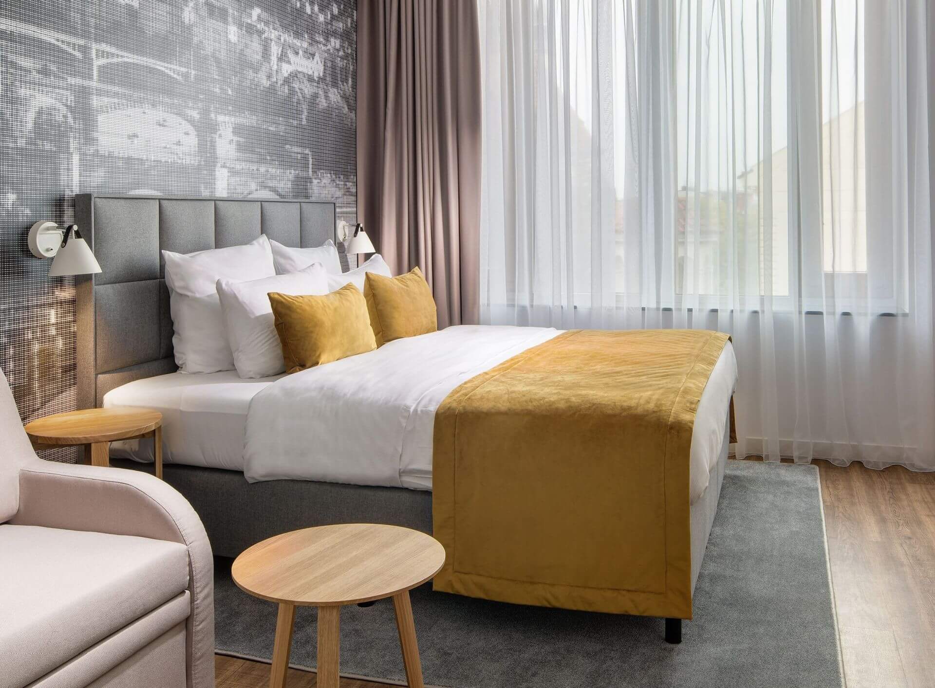 Hotelový pokoj s kvalitní matrací, blackout závěsy a pohodlnými polštáři