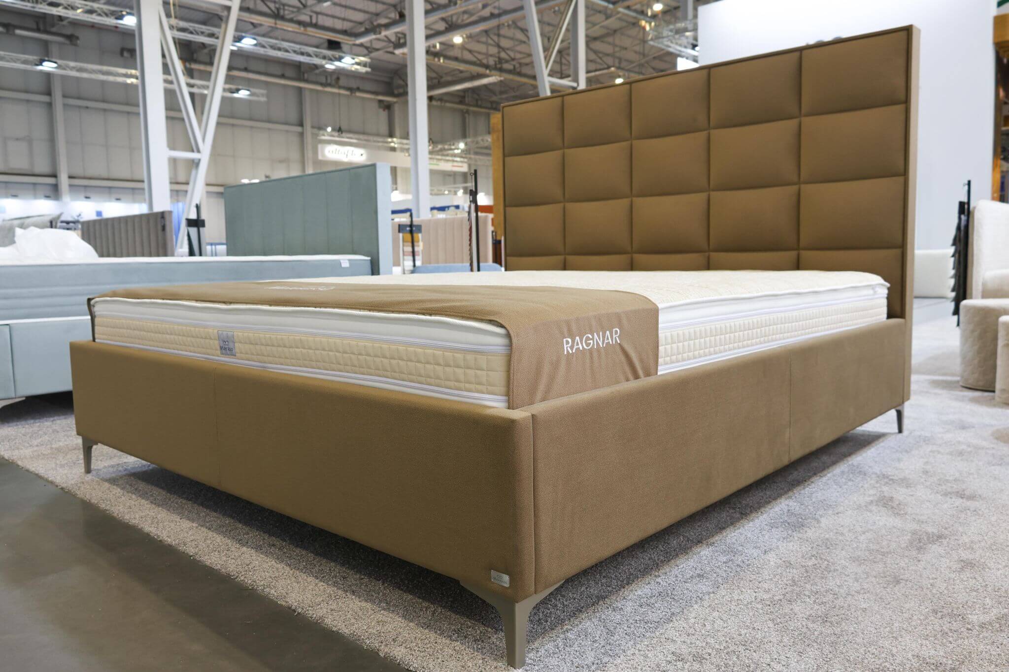 Hotelová posteľ Ragnar z kolekcie Materasso Hotel Collection vystavená na veľtrhu v Poznani