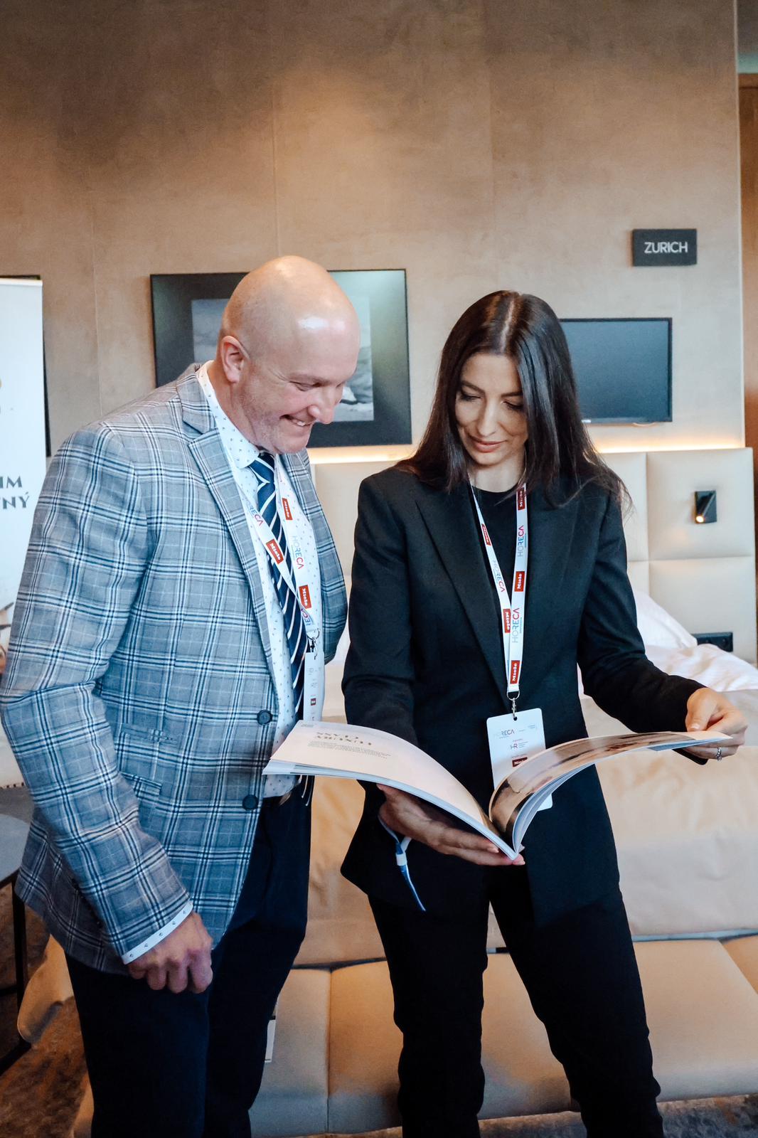Obchodní konzultace se zákazníkem nad návrhem hotelového vybavení Materasso Hotels.