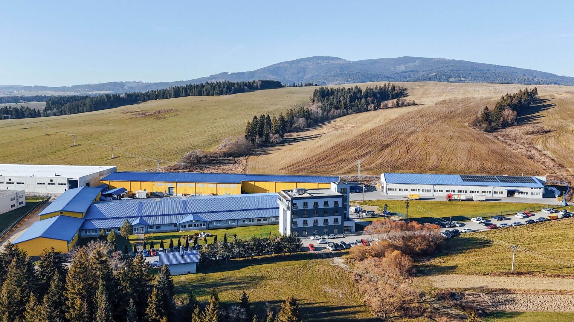 Letecký pohľad na výrobný areál spoločnosti Materasso Slovakia, kde vznikajú hotelové postele, matrace a nábytok.