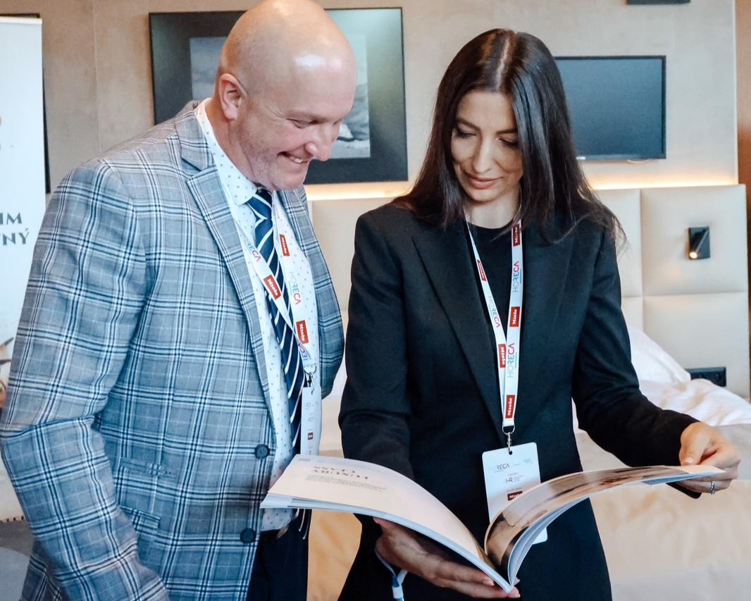 Konsultacja biznesowa z klientem dotycząca projektu wyposażenia hotelowego Materasso Hotels.